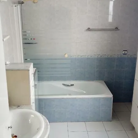 Cosy Double + Private Bathroom Center Homestay